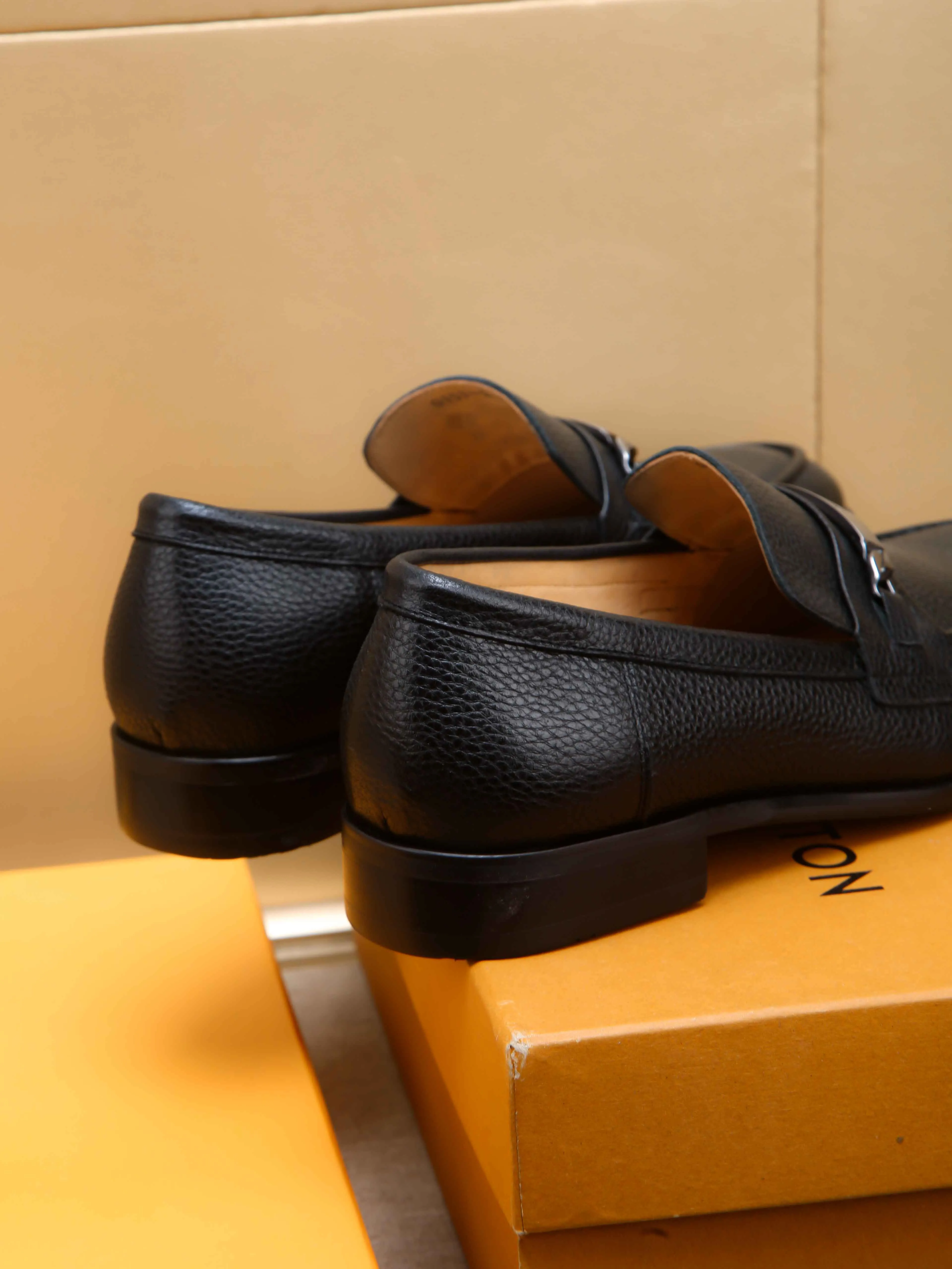 Men's shoes 💰 460 💰 Louis Vuitton LV ® 🆕 model 🔛Full shoe counter, first layer cowhide, 🐂leather lined casual shoes for men, super soft outsole, essential for driving. Counter synchronization, original first layer cowhide, completely 1:1 mold customization🌹top version, color optional! Number: 39-44 (customized at 38.45)